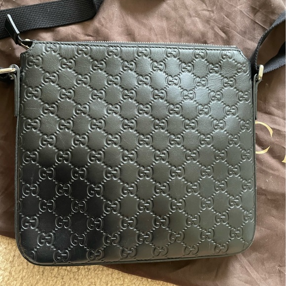 Authentic Gucci Signature Messenger - Picture 6 of 10